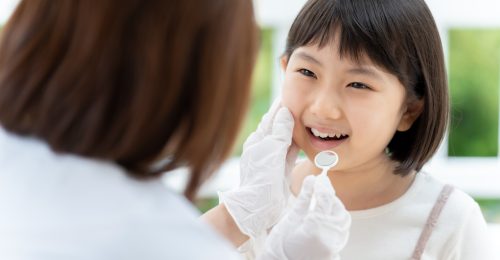 虫歯を見てもらっている子供