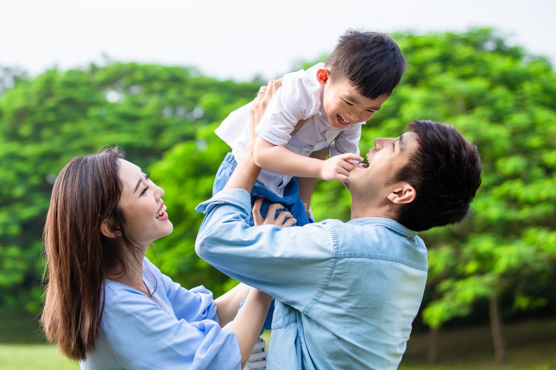 子どもの歯科検診にて健康な口元を維持できている子どもと親