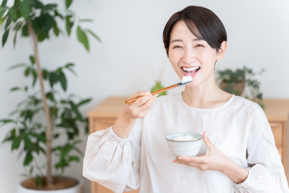 インプラントのメンテナンスを行い美味しく食事する女性