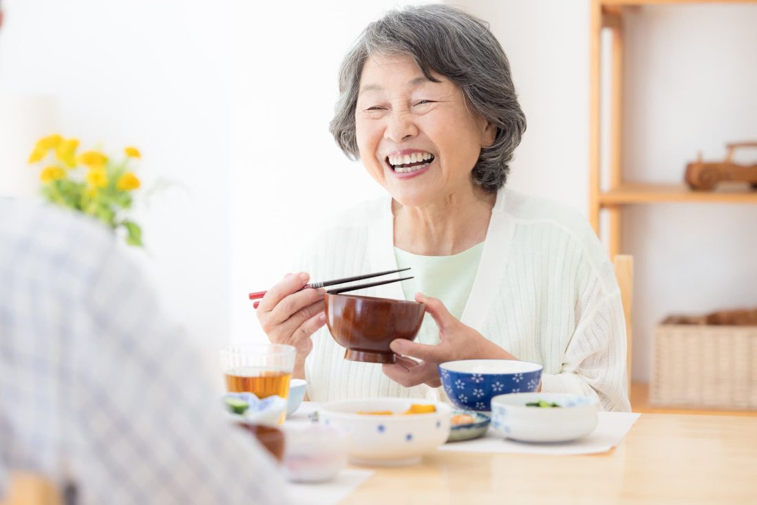 入れ歯を直したことで普段通り食事できるようになった高齢女性