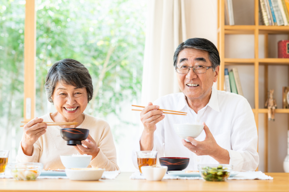 インプラント治療をし笑顔で食事をする夫婦